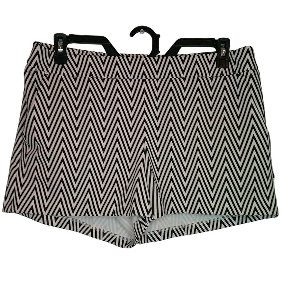 Express Women's 12 Chevron Zig Zag 2.5 Inseam NWT Black & White Dress Shorts